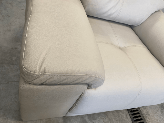 Fauteuil Corinne Cobson Babyface couleur taupe toucher cuir