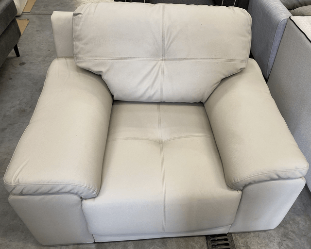 Fauteuil Corinne Cobson Babyface couleur taupe toucher cuir