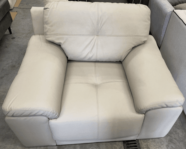 Fauteuil Corinne Cobson Babyface couleur taupe toucher cuir
